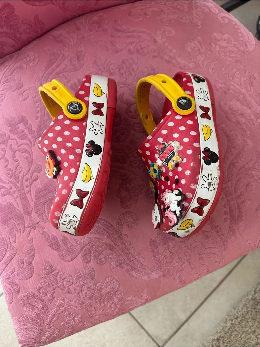 Minnie Polka Dot Red Clog Sandals with Yellow Strap